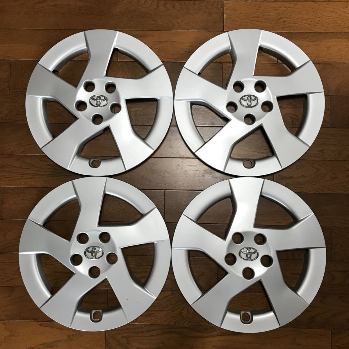 30プリウス 前期　純正15インチホイールカバー付き 純正 トヨタ プリウス 前期 15インチ ホイールキャップ ホイール