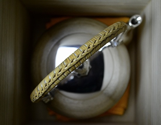 蔵出金工師匠/森川栄川造/純銀製/鎚目打文籐巻弦湯沸750g銀瓶T16