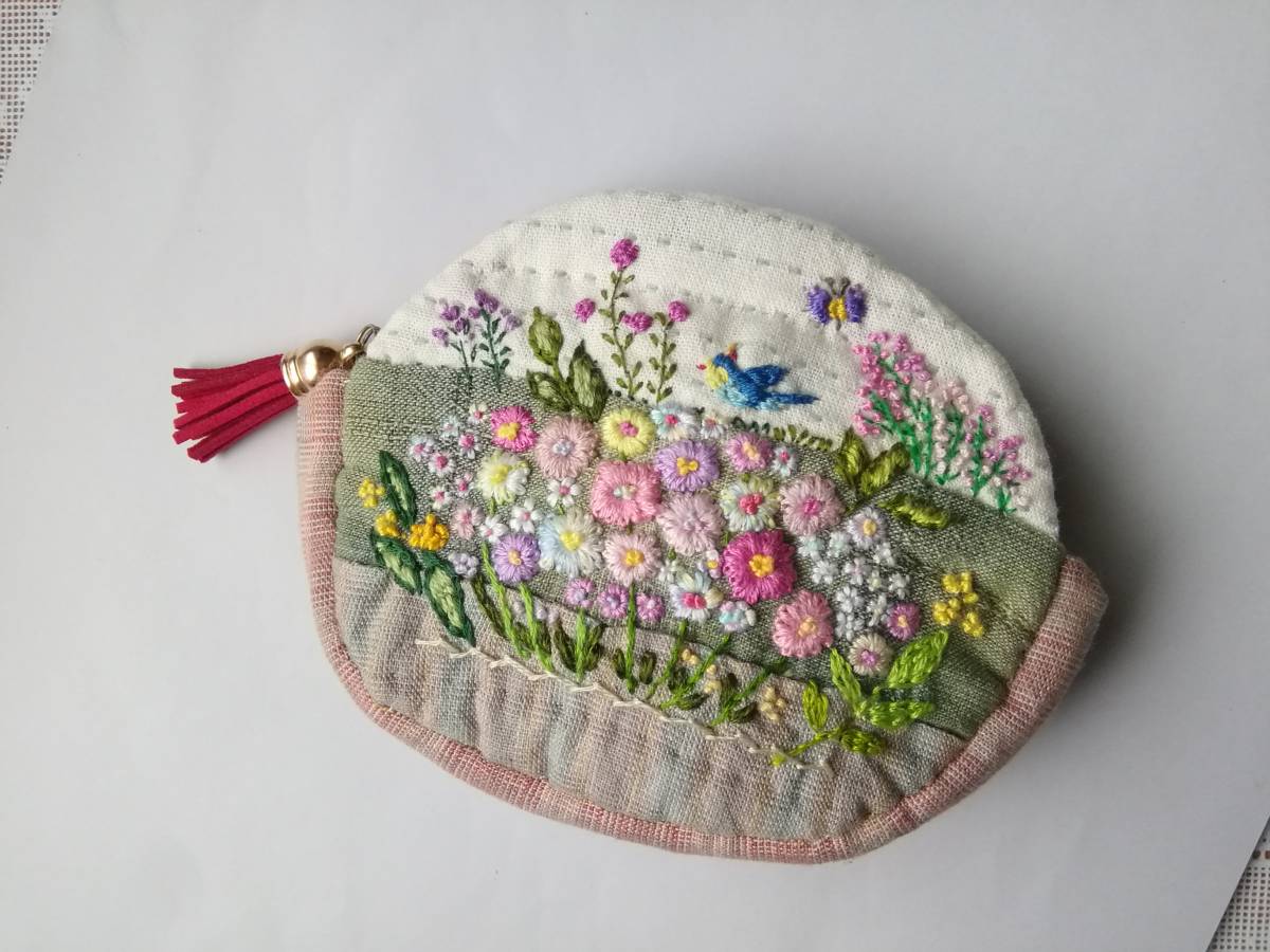 はんどめいど・パッチワーク ＊ 花刺繍のころりんポーチ＊ 【公式通販】