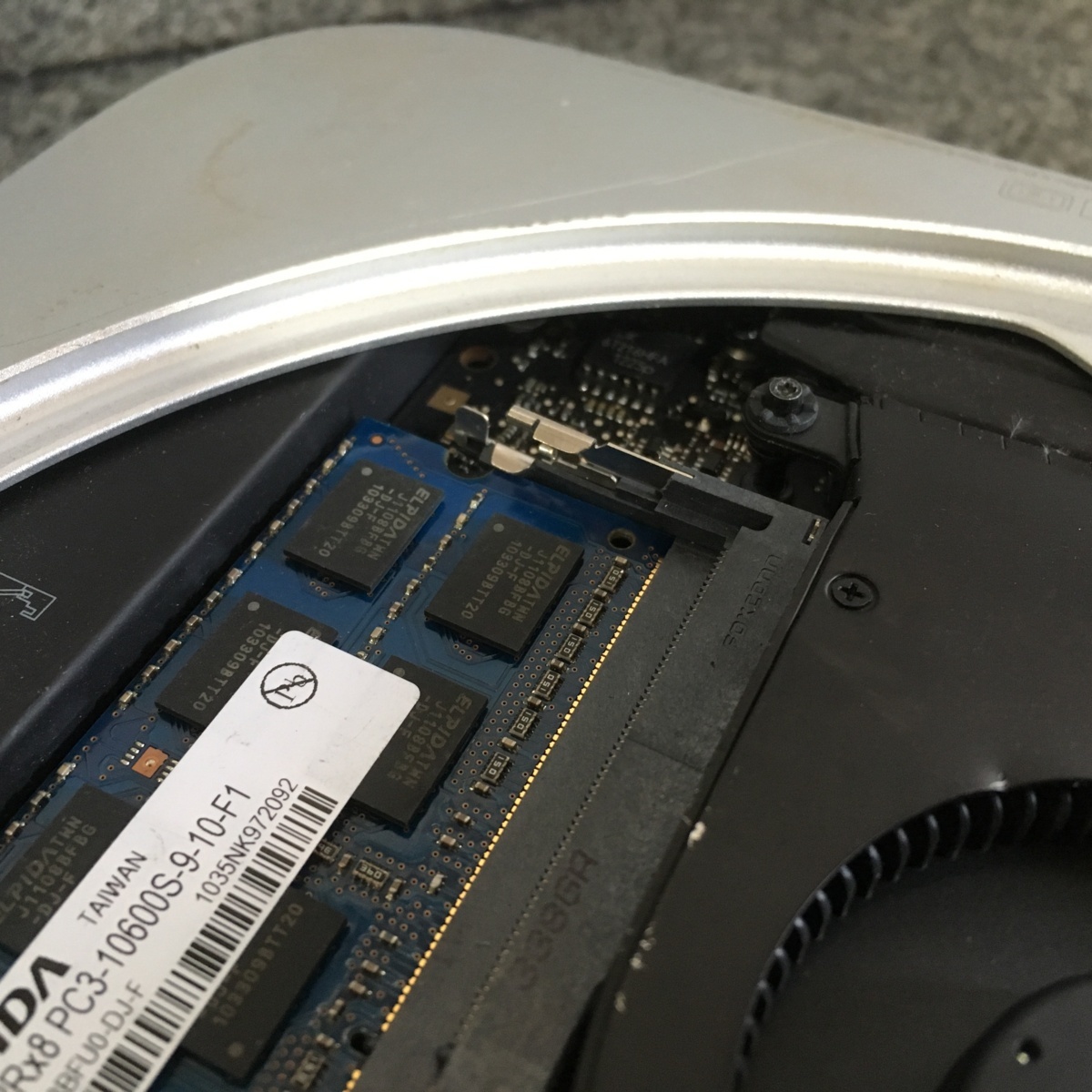 マック ミニ Mac mini A1347 CPU 不明 8GB 通電のみ確認 他は未確認