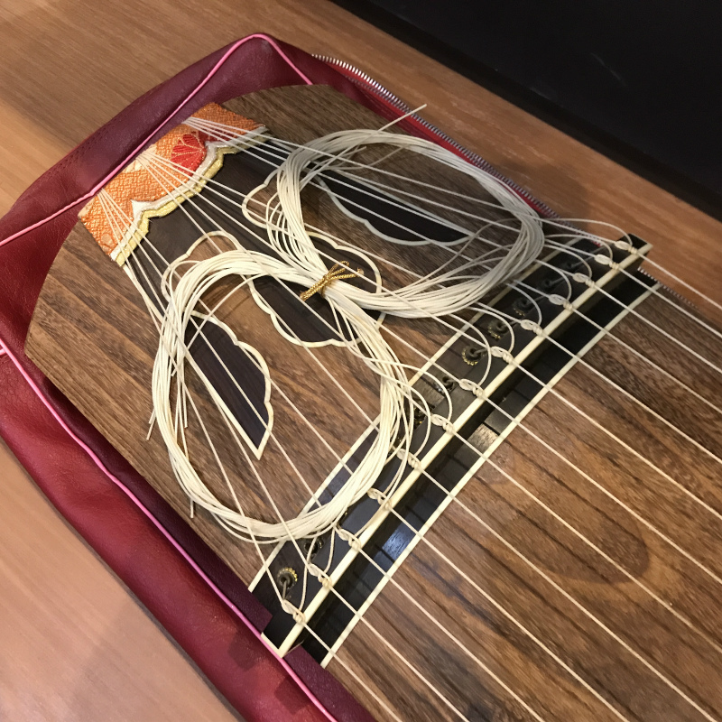 買得!□1円!【高級琴 一式】和楽器□蒔絵 鶴文様 13弦 お琴 琴柱13個