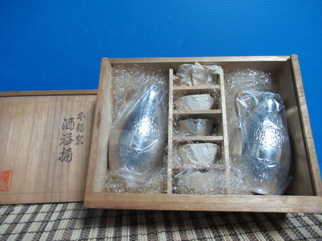 即決 本錫製 酒器揃 徳利2 お猪口5 桐箱 未使用 保管品 ② 名入れ可 即決 本錫製 酒器揃 徳利2 お猪口5 桐箱 未使用 保管品 ② 名入れ可
