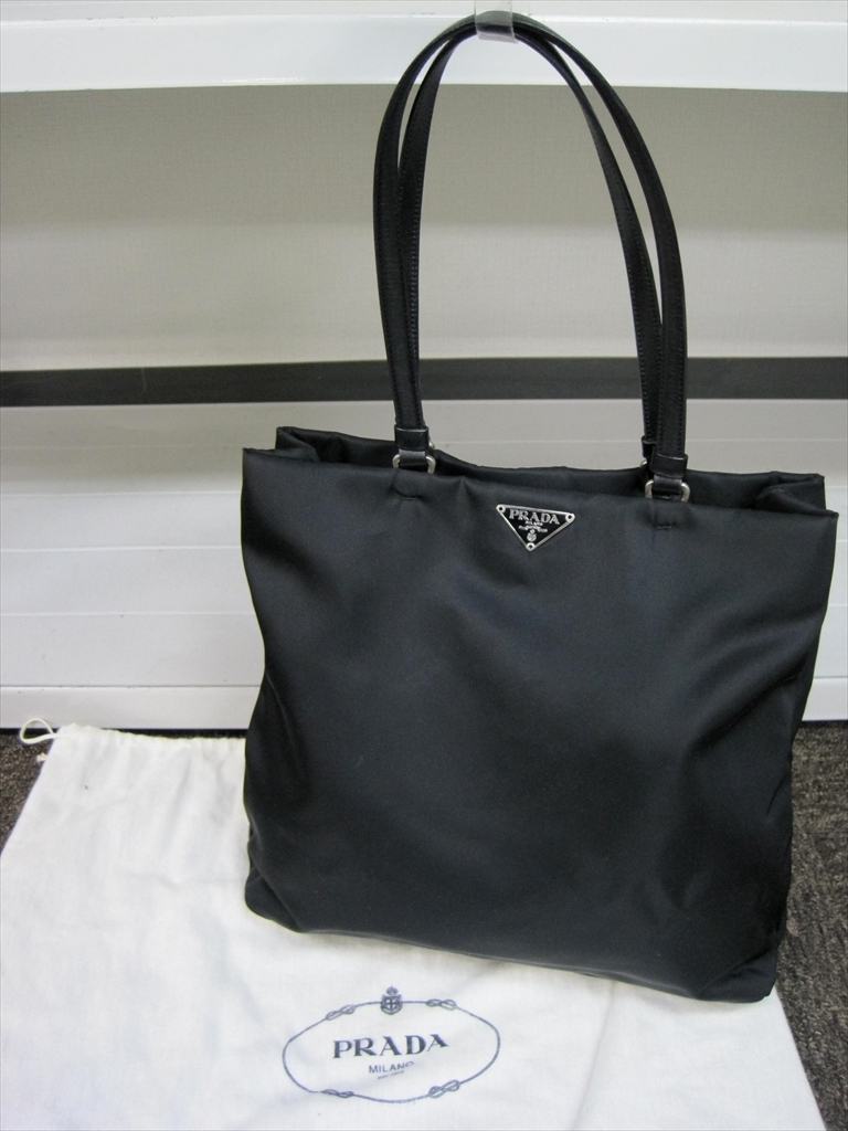 新作登場，低価 4917 PRADA/プラダ ナイロン トートバッグ ハンドバッグ 三角プレート 黒/ブラック 保存袋付き 現状品(トートバッグ)｜売買されたオークション情報、yahooの商品情報をアーカイブ公開 - オーク かばん、バッグ