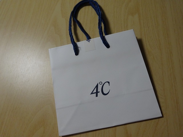 4 C ヨンドシー アクセサリーブランド ギフト紙袋 袋 百貨店 手提げ ショップ袋 ショッパー 4ドシー 可愛い系女子 ラッピング 手提げ袋 売買されたオークション情報 Yahooの商品情報をアーカイブ公開 オークファン Aucfan Com