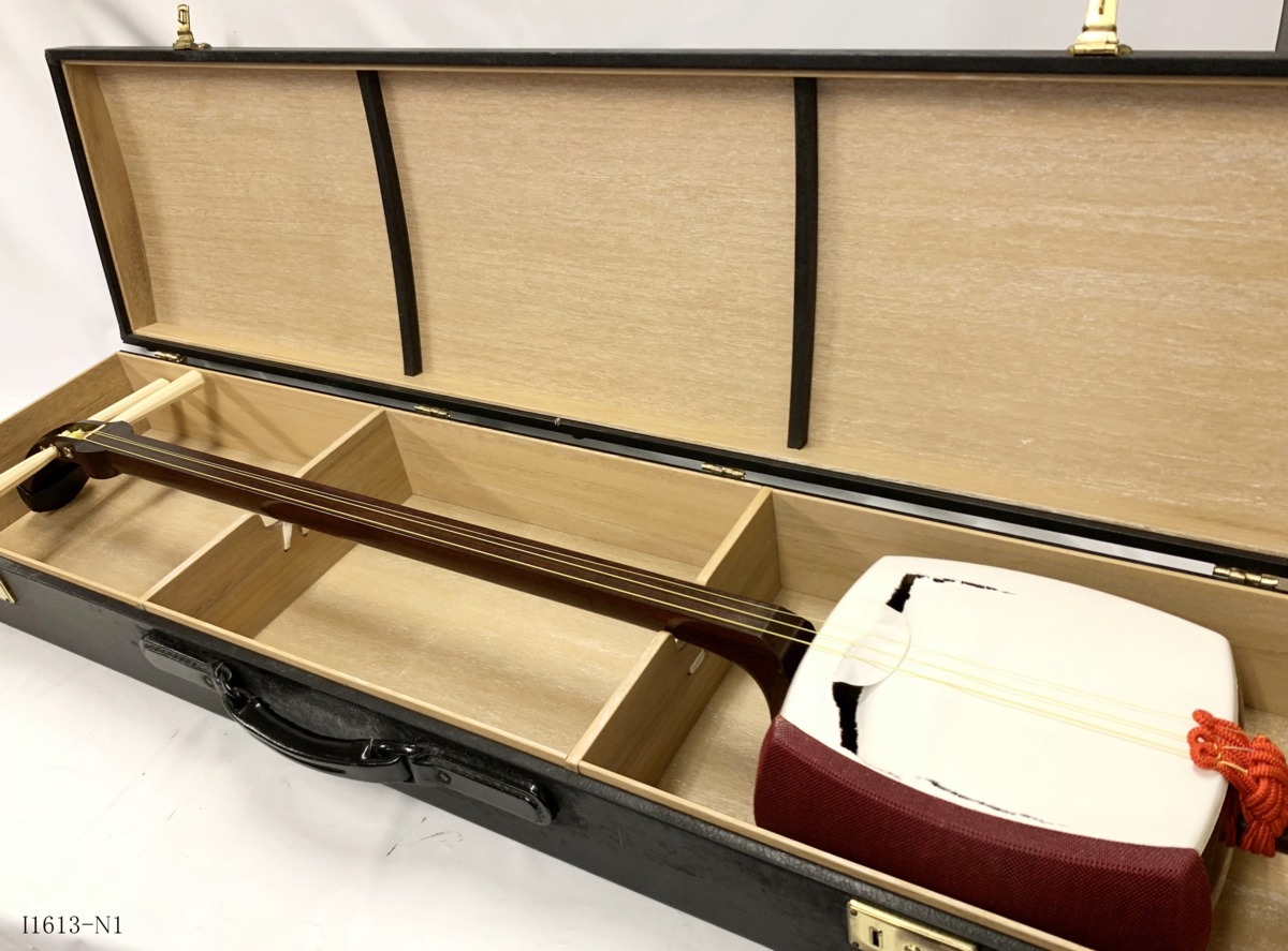 現状品】 地唄三味線 中棹 子持ち綾杉彫 皮破れあり ハードケース・付属