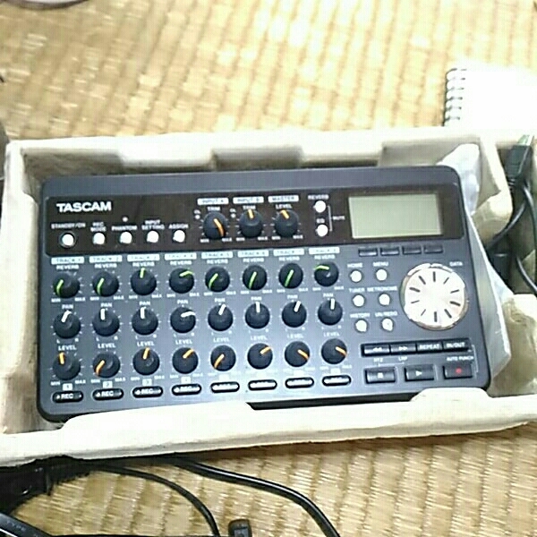 TASCAM DP-008 8トラックのデジタルマルチトラックレコーダー