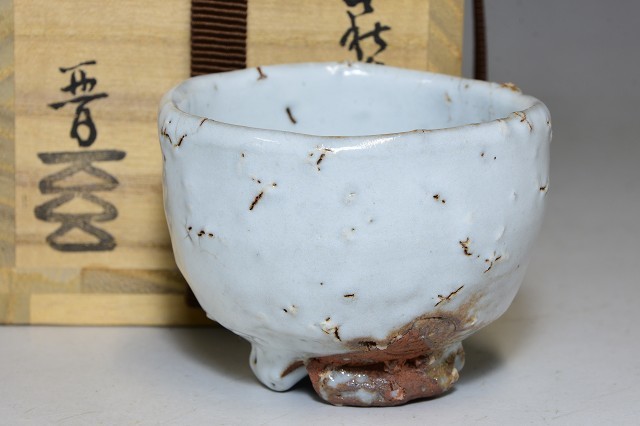 【お買い得，限定SALE】 納富晋 白萩ぐい呑 共箱 鳥雲師 検：三輪休雪高麗坂田宇田川人間国宝志野黄瀬戸黒織部唐津信楽伊賀茶碗酒器明清民芸 60(酒器)｜売買されたオークション情報、yahooの商品情報をアーカイブ 萩