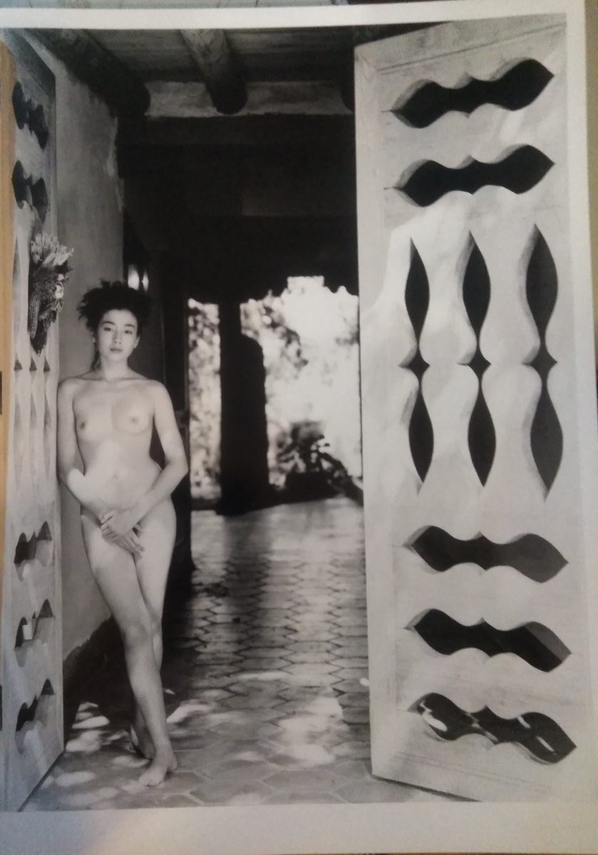 Santa Fe 宮沢りえ 篠山紀信 写真集 ヌード 帯 ポストカード3枚付き 宮沢りえ 売買されたオークション情報 Yahooの商品情報をアーカイブ公開 オークファン Aucfan Com