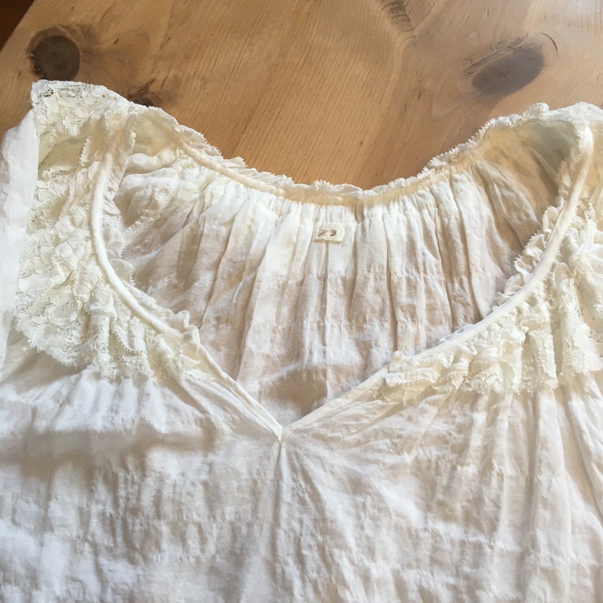 ハグオーワー 白ブラウスレース