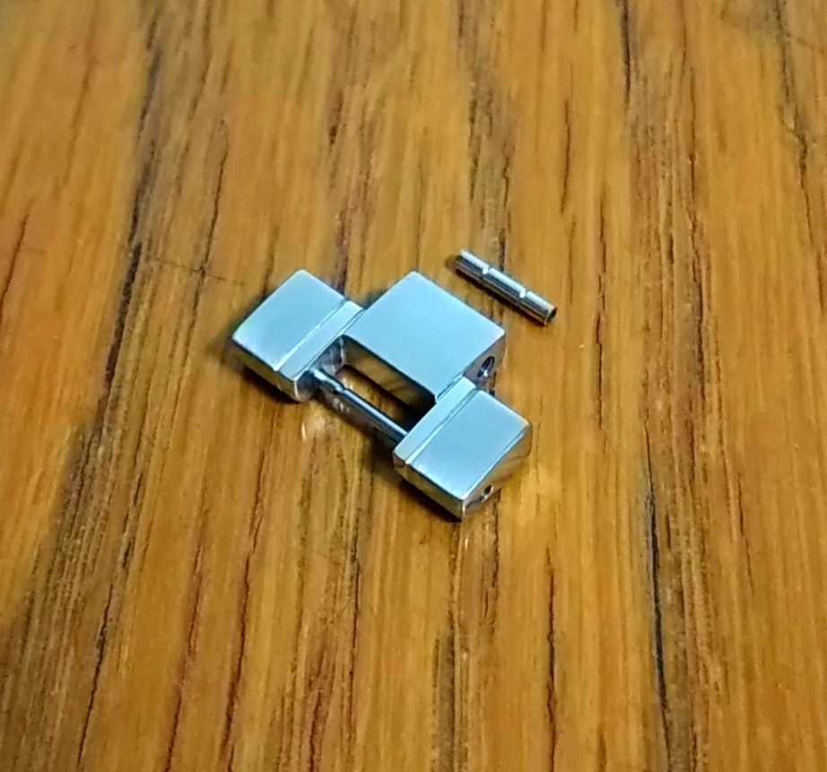 送料込(定形郵便のみ) 美品 タグホイヤー カレラ ベルト コマ 駒 ※半コマ 約1.8cm幅