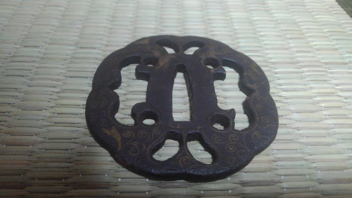 品質保証，定番人気 良品 江戸期肥後金工作 脇差鍔 無銘 鉄地真鍮象嵌唐草図(鍔、刀装具)｜売買されたオークション情報、yahooの商品情報をアーカイブ公開 - オークファン 鍔、刀装具
