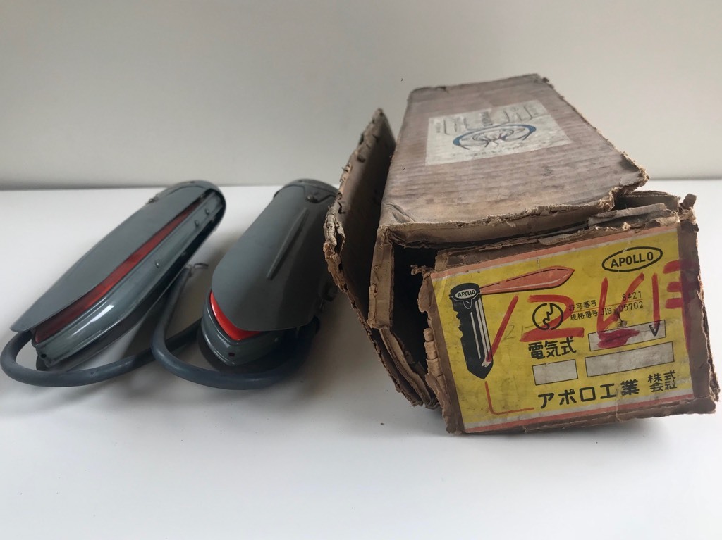 アポロウィンカー（矢羽根式方向指示器） 純正12v仕様 当時レア物 配線図付き 希少 旧車 12V アポロ ウインカー 方向指示器 中古 【公式通販】