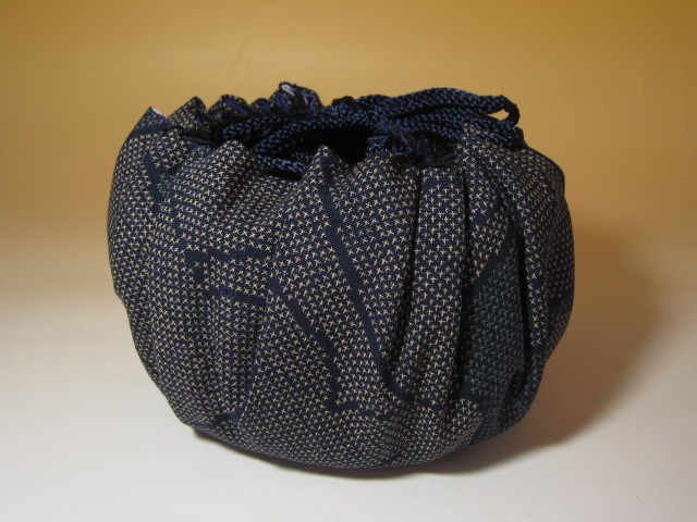時代 瀬戸黒茶碗 「○花坊」☆裏千家十五代 鵬雲斎花押の名品☆塗り箱