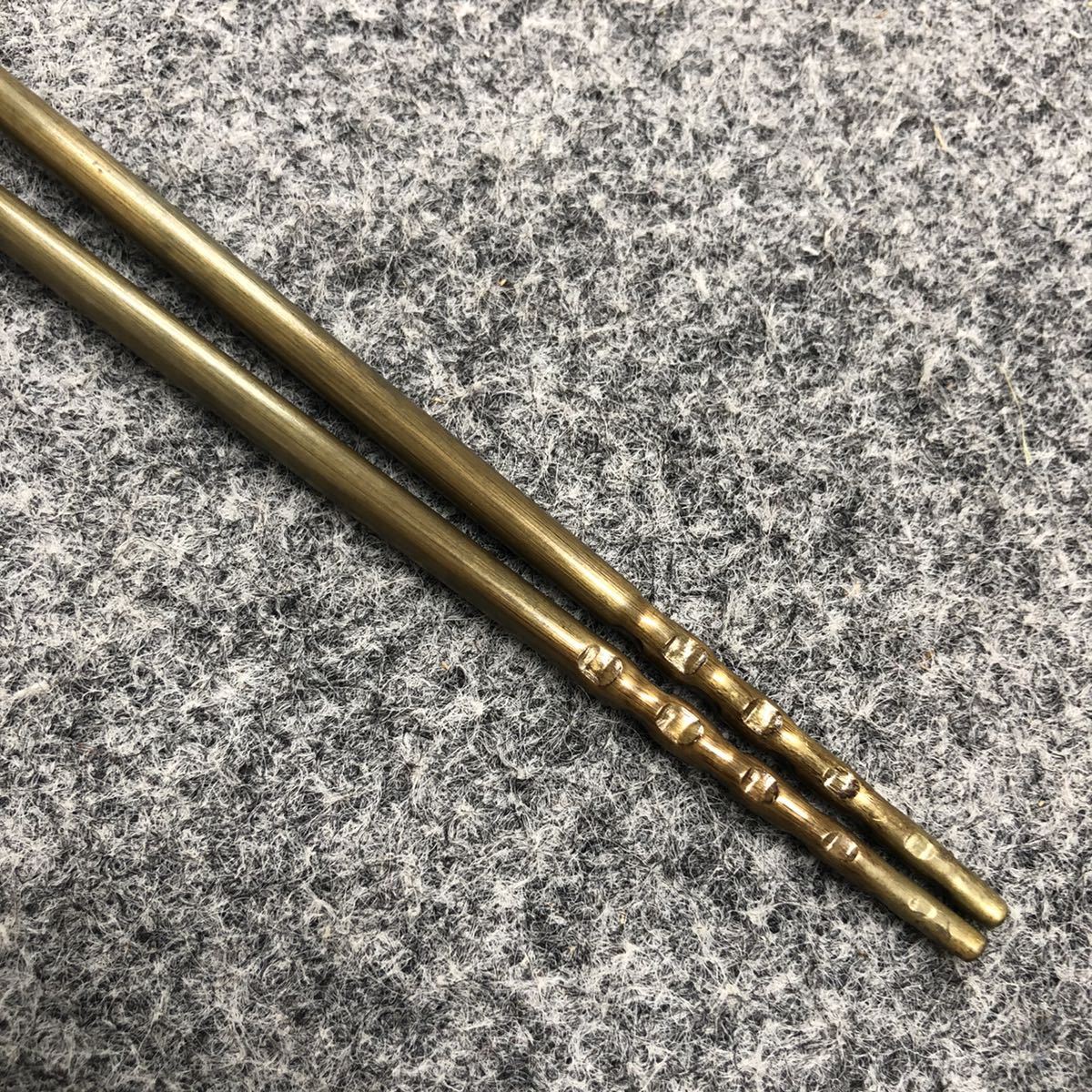 金工師　木村清五郎（清雲）造　黄銅　菊頭　四方すかし飾　火箸　共箱　CR8195 金工師 木村清五郎（清雲）造 黄銅 菊頭 四方すかし飾 火箸 共箱