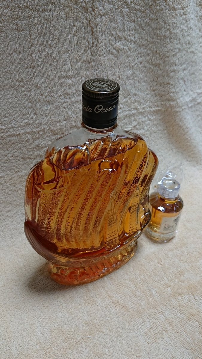 サントリー ミニチュアボトル 響17年と、 三楽オーシャン(メルシャン)グロリアオーシャン シップボトルの ジャパニーズウィスキー セット