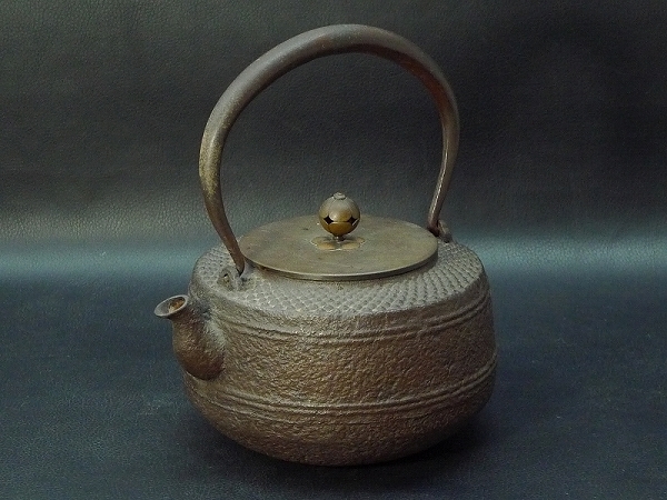 侍】明治時代 霰虫食肌 尾垂鉄瓶 菊透摘銅蓋 茶道具 箱付 4547 京全