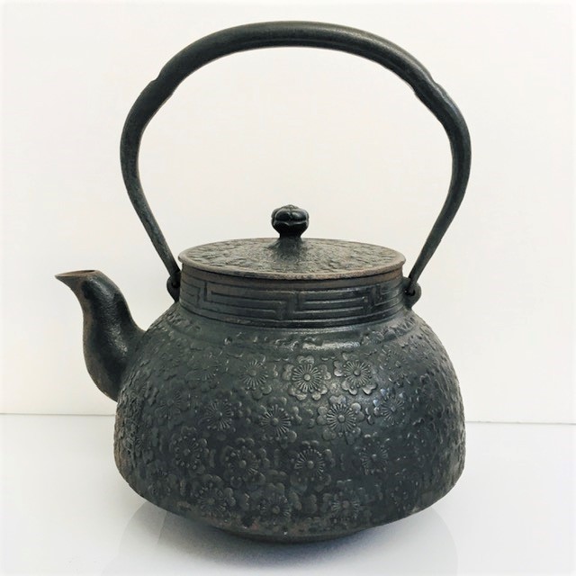 南部鉄器 岩鋳 清末作 鉄瓶 コシキ桜 直径約20cm 錆びあり 桜文様 8686 南部鉄器 鉄瓶 岩鋳 IH対応鉄瓶 1.9L 21×18×H23