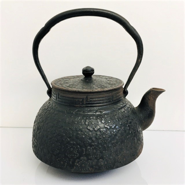 南部鉄器 岩鋳 清末作 鉄瓶 コシキ桜 直径約20cm 錆びあり 桜文様 8686 南部鉄器 鉄瓶 岩鋳 IH対応鉄瓶 1.9L 21×18×H23
