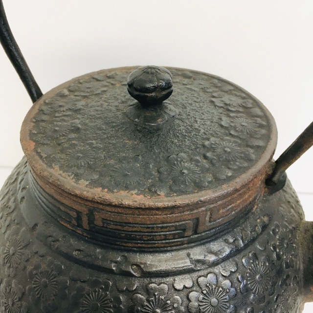 南部鉄器 岩鋳 清末作 鉄瓶 コシキ桜 直径約20cm 錆びあり 桜文様 8686 南部鉄器 鉄瓶 岩鋳 IH対応鉄瓶 1.9L 21×18×H23