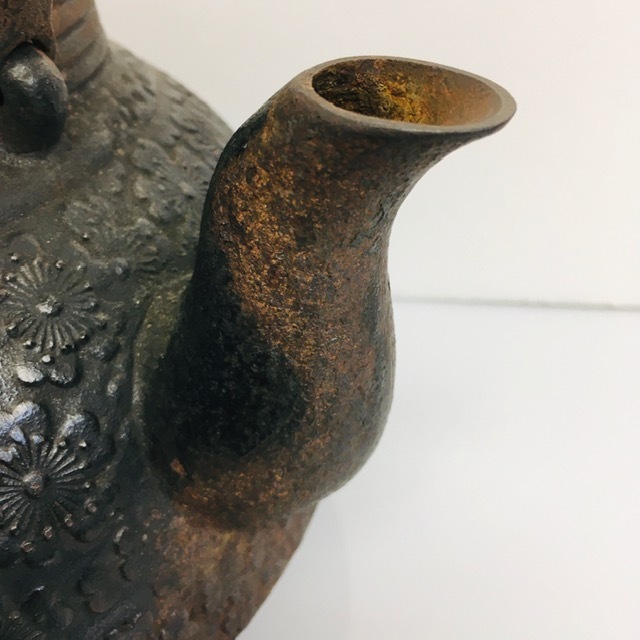 南部鉄器 岩鋳 清末作 鉄瓶 コシキ桜 直径約20cm 錆びあり 桜文様 8686 南部鉄器 鉄瓶 岩鋳 IH対応鉄瓶 1.9L 21×18×H23