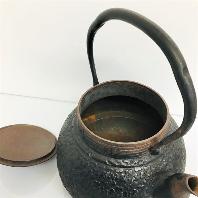 南部鉄器 岩鋳 清末作 鉄瓶 コシキ桜 直径約20cm 錆びあり 桜文様 8686 南部鉄器 鉄瓶 岩鋳 IH対応鉄瓶 1.9L 21×18×H23
