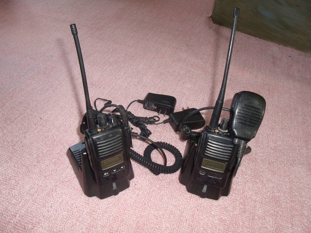 警察無線タイプ・所轄系型無線VX-581/582UCAT　性能バッチリ中古機2台セット!　　送料込み!　落札金額のみでOK!_1
