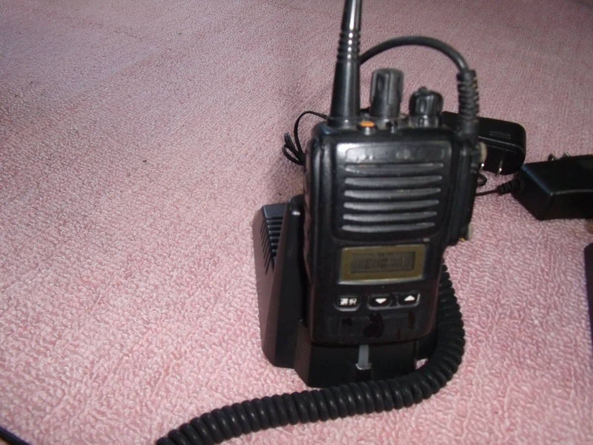 警察無線タイプ・所轄系型無線VX-581/582UCAT　性能バッチリ中古機2台セット!　　送料込み!　落札金額のみでOK!_2