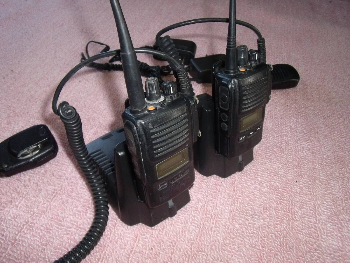 警察無線タイプ・所轄系型無線VX-581/582UCAT　性能バッチリ中古機2台セット!　　送料込み!　落札金額のみでOK!_5