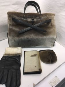 アザラシ バッグのYahoo!オークション(旧ヤフオク!)の相場・価格を見る 