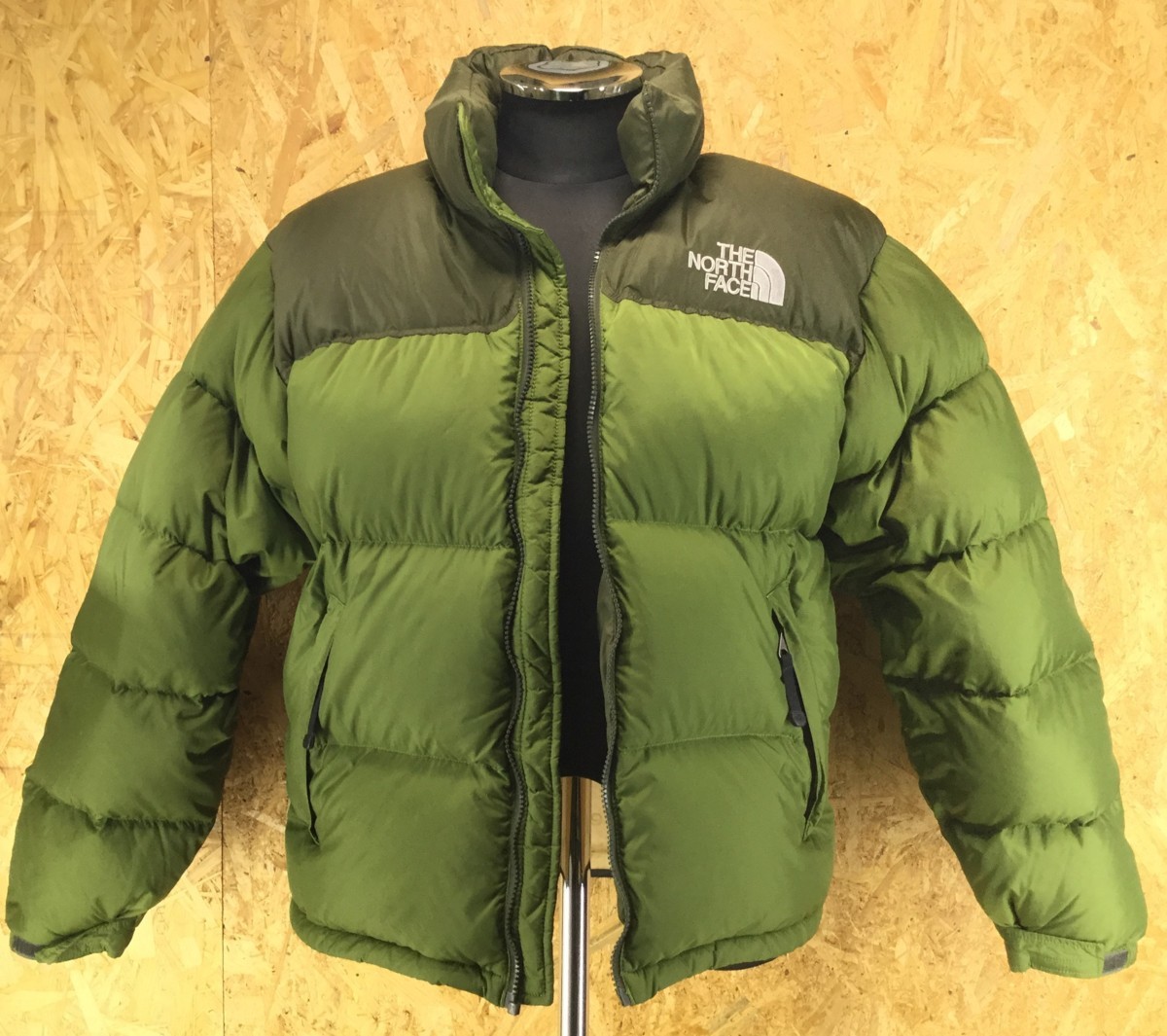 低価，本物保証 THE NORTH FACE ノースフェイス ヌプシ ダウンジャケット ND01586 サイズM グリーン 700フィル 現状品(Mサイズ)｜売買されたオークション情報、yahooの商品情報をアーカイブ公開 - オークファン 男性用