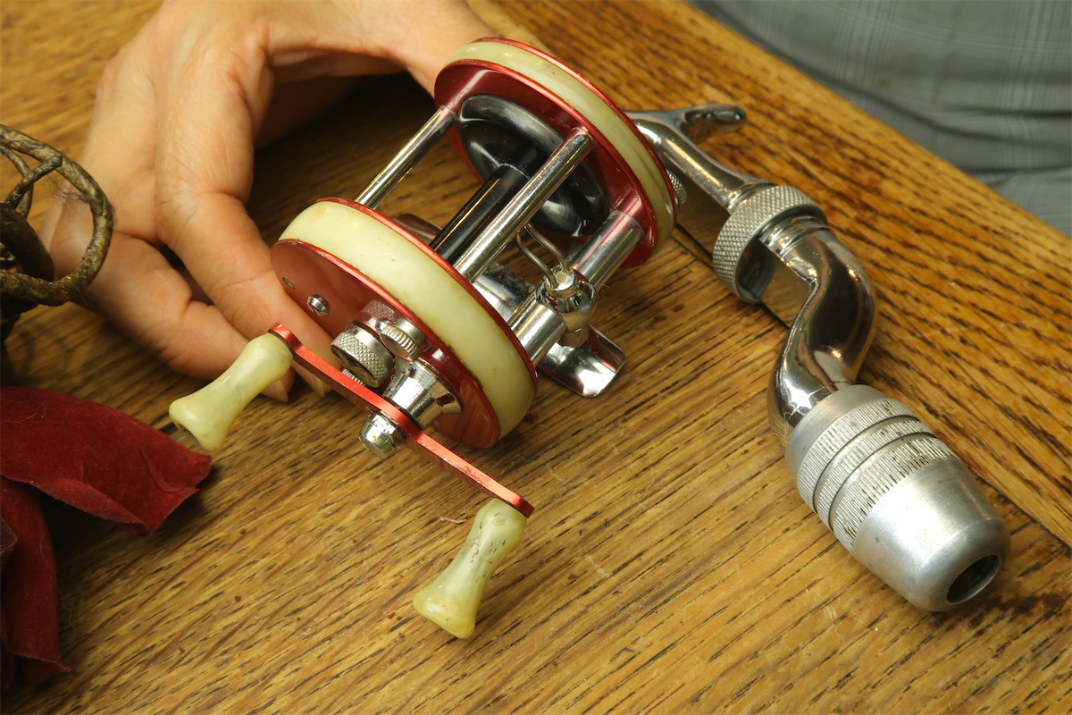 Ambassadeur アブ 0 アンバサダー 値下げしましたABUガルシアアンバサダー2000(レッド)レトロ80年代希少 Abu ◇1960年代◇ABU 2000ダイレクト &frasl; ABU Vintage Reel r&frasl;BFSfishing : VGC 1