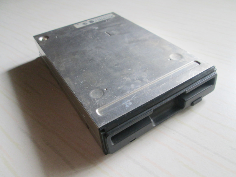 1.44MB 1.38A 3.5 inch floppy drive 0 ALPS DFR723F34B 内蔵