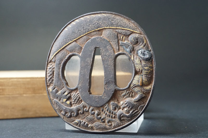 G625◇武具 本歌鐔 鉄鍔 脇差用 金銀象嵌漁師図 波龍図 縁起物 6.6cm