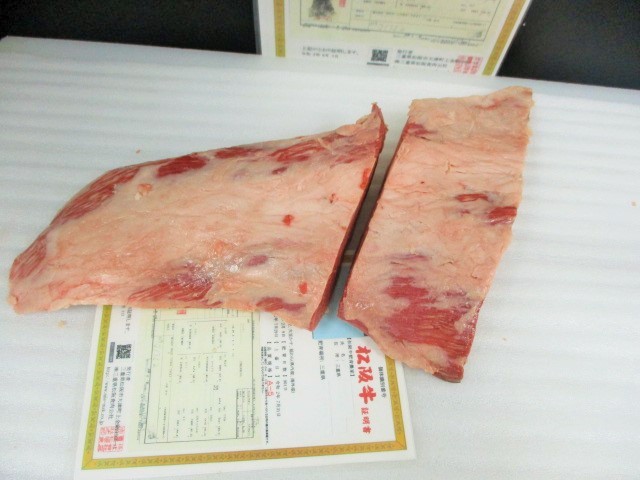 ◆◇松阪牛A５　超特ブリスケ芯（２分割）　１，６ｋｇ　◇◆ 超特ブリスケ芯（２分割） 松阪牛A５ １，５１ｋｇ 超特肩バラ切落し（霜降り） 仙台牛A５ 牛すじ