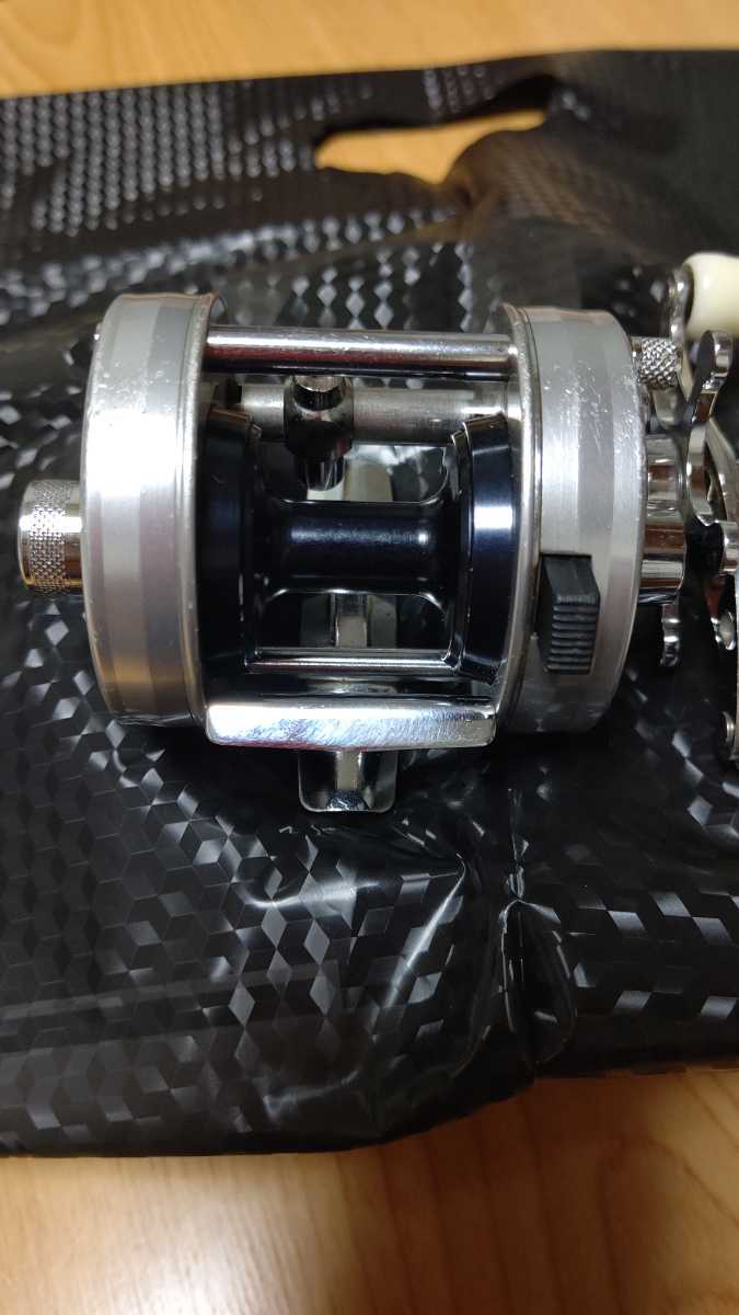 アブガルシア 2500C IAR 右巻き_5