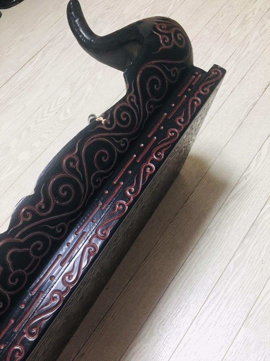 中国古玩 堆朱唐草彫刻倶利長方卓 宣徳年製 唐物 堆黒 平卓 花台 5.4