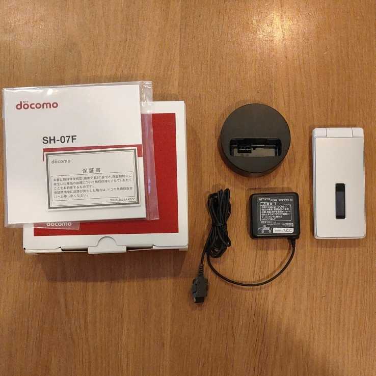 docomo ドコモ 携帯電話 SH-07F ホワイト　送料無料_1