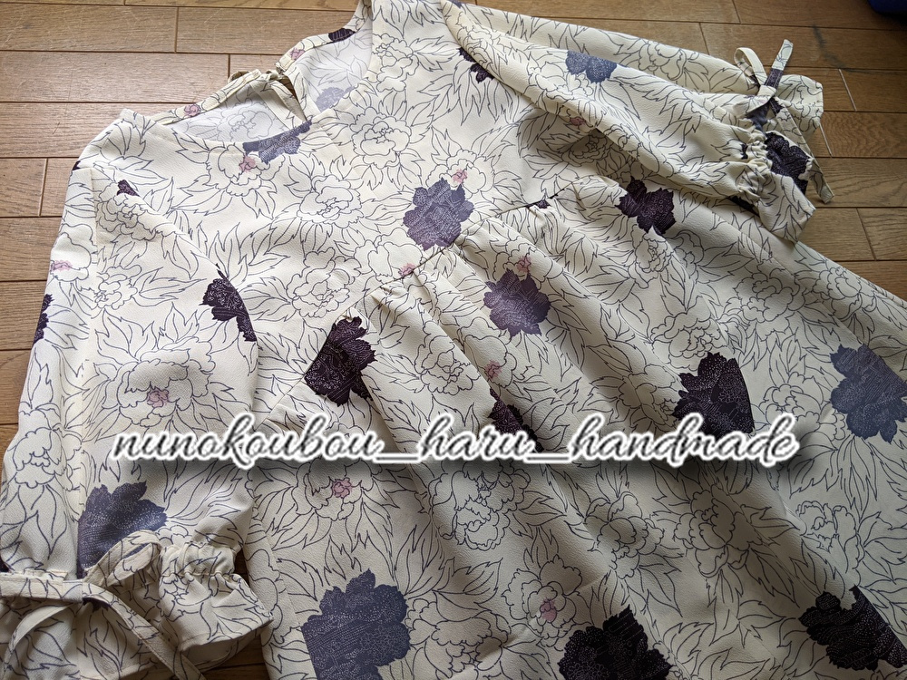 着物リメイクhandmade小紋からリボンデザインＡラインゆったりギャザーワンピース♪ふんわりパフスリーブ♪訳有格安スタート♪オトナ可愛い