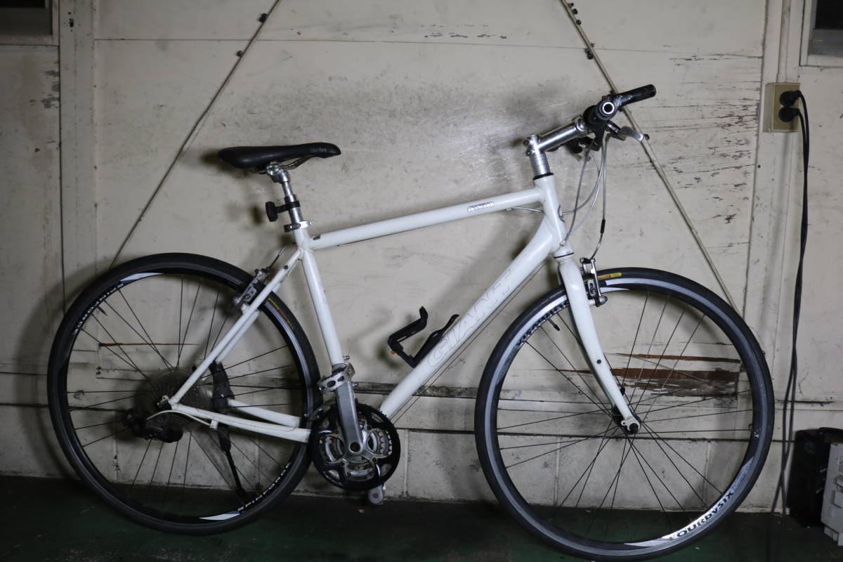  良品 GIANT ESCAPE R3 700C アルミ24速 500mm WHITE色系 クロス(Mサイズ)｜売買されたオークション情報、yahooの商品情報をアーカイブ公開 - オークファン Mサイズ