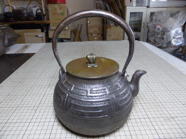 オンラインストア日本 631 龍文堂造と在銘 銅蓋鉄瓶 満水で1600ml