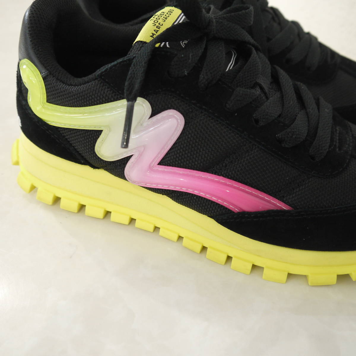 THE JOGGER MARC JACOBS スニーカー 36 黒/ピンク/黄 【公式通販】