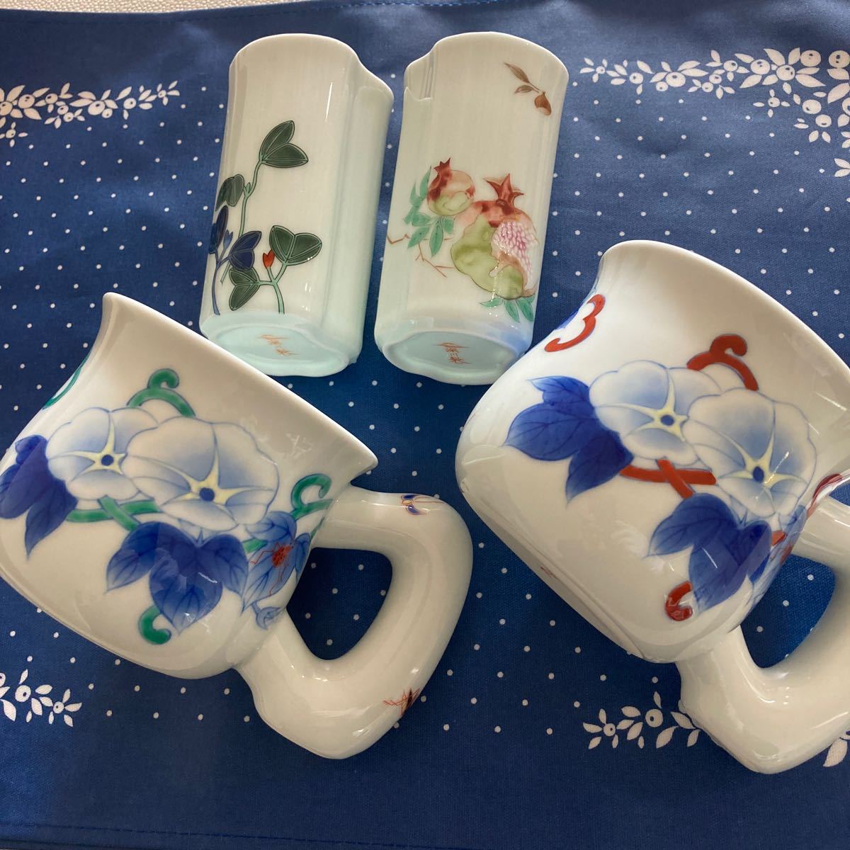 有田焼 深川製磁 染錦連朝顔 赤と青 モーニングカップセット 