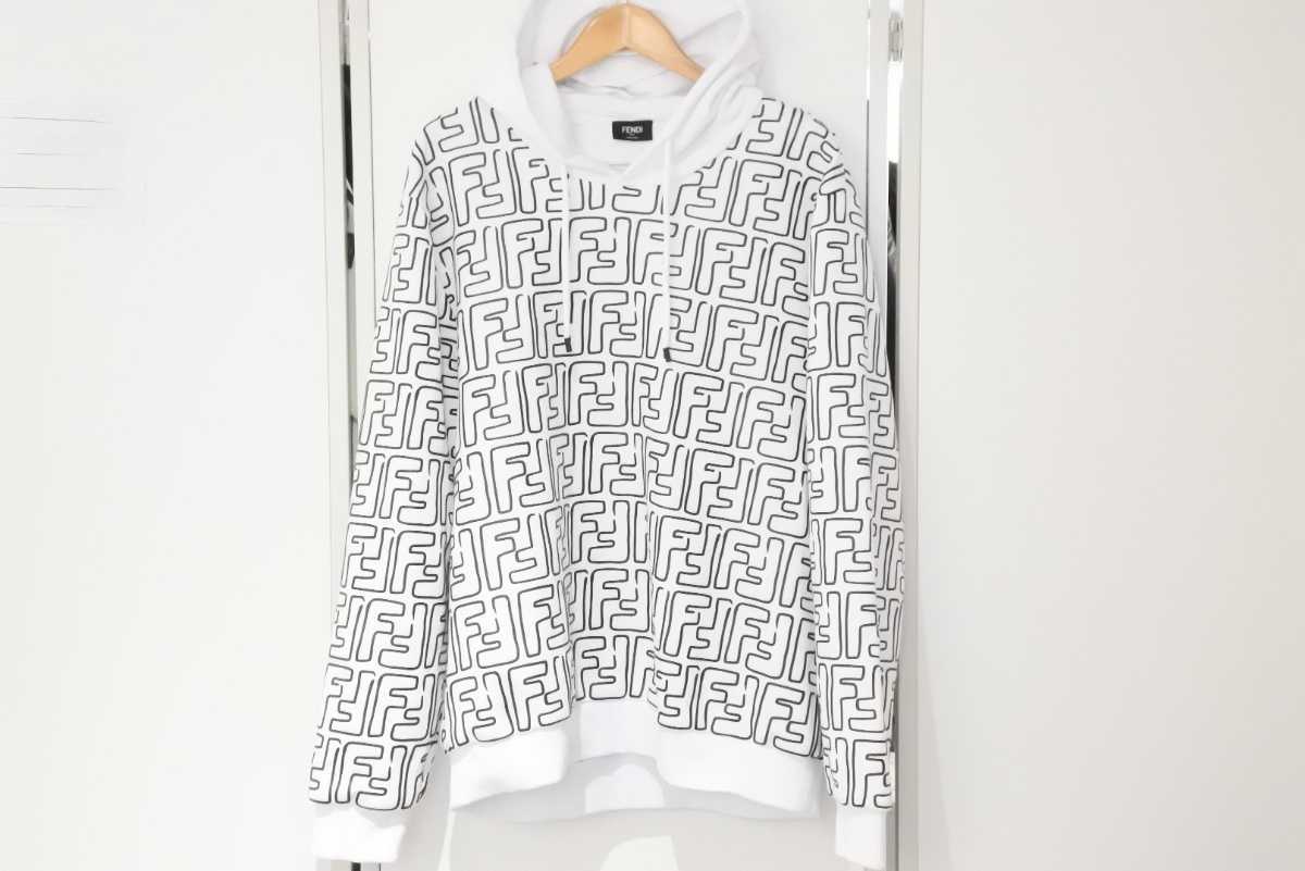 Joshua Vides Fendi For Artist With Sky a Beach-Ready Tromp L