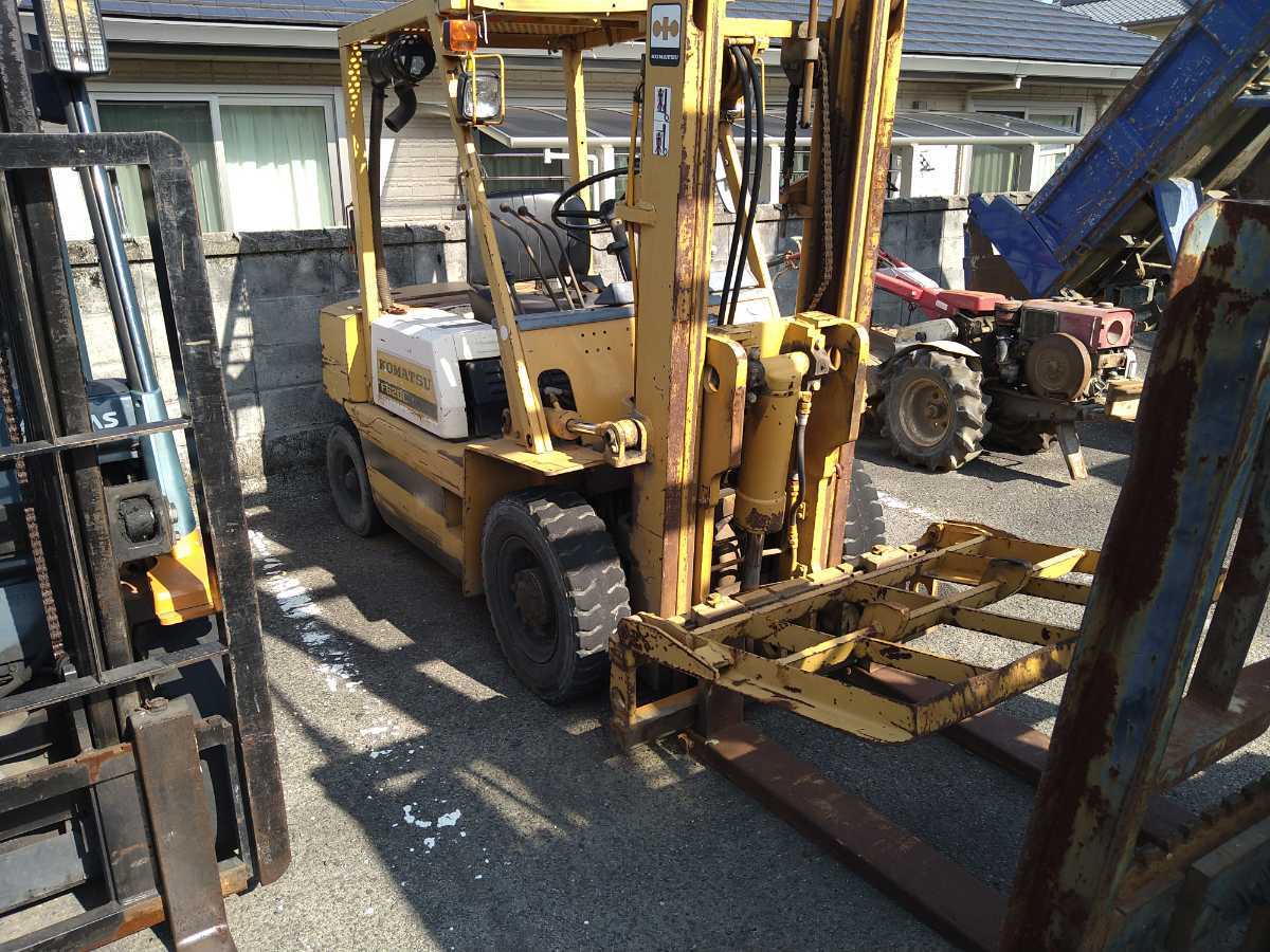 コマツフォークリフト2トン吊りヒンジ付き トラック、ダンプ、建設機械