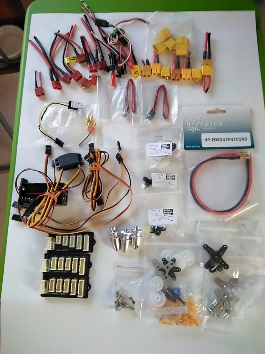 コネクター・サーボホーン・スピンナー・アダプター等諸々です。_1