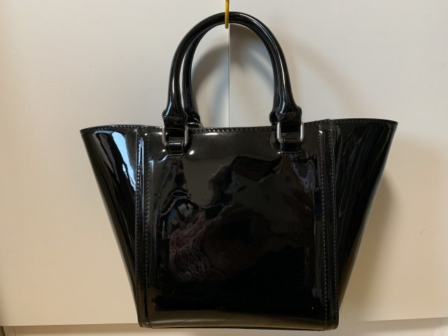 LAURA ASHLEY【ローラアシュレイ】黒色 エナメルトートバッグ ろ 