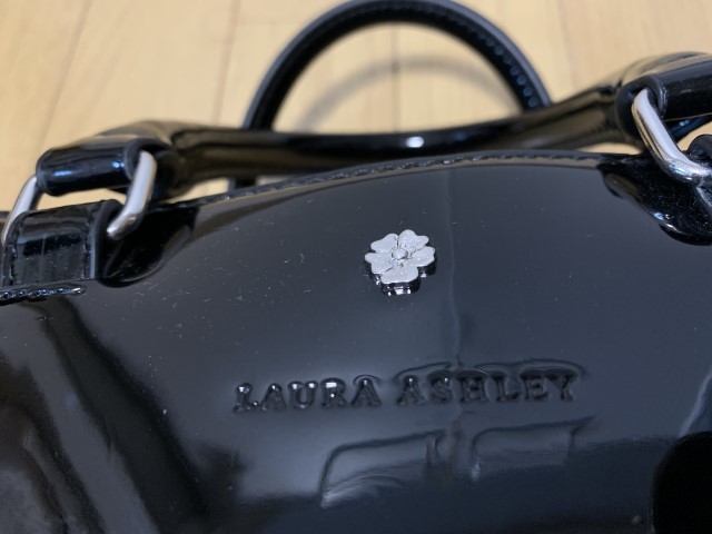 LAURA ASHLEY【ローラアシュレイ】黒色 エナメルトートバッグ ろ 