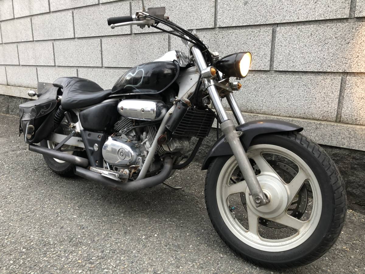 書類、鍵付き シーシーバー＆サイドバッグ装備 の MC29 マグナ250 