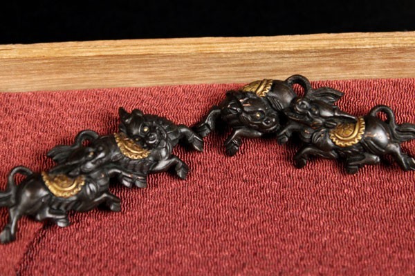 目貫 馬図 日本刀 アンティーク 小道具 刀剣 刀装具 武具 骨董 時代物 蔵出品 ③ 目貫 日本刀装具 犬 狛犬 子犬 金工品 細工 絵金 刀剣美術