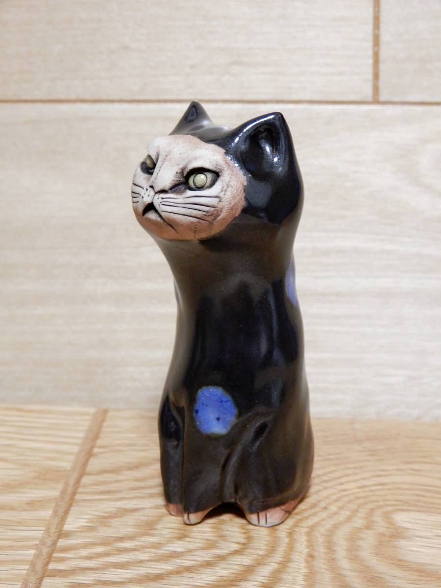 ☆ 黒地にブルーの丸 ☆ 陶芸家 岡山富男さん作 ～ 陶器の猫